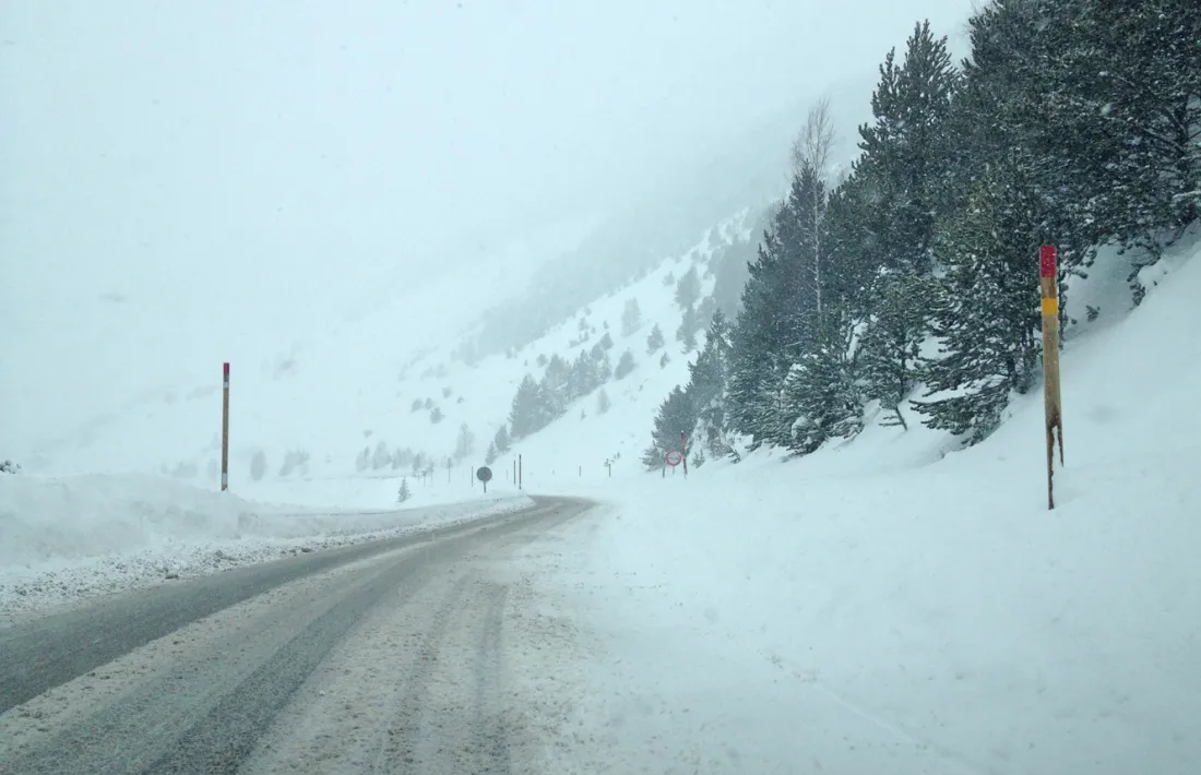 Nevada a les carreteres en una imatge d'arxiu.