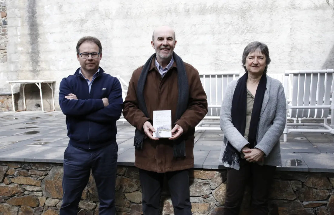 L'escriptor Joan Obiols, amb Marcel·lí Pasqual, de Salòria, i Àngels Xandri, d'Editorial Andorra. .