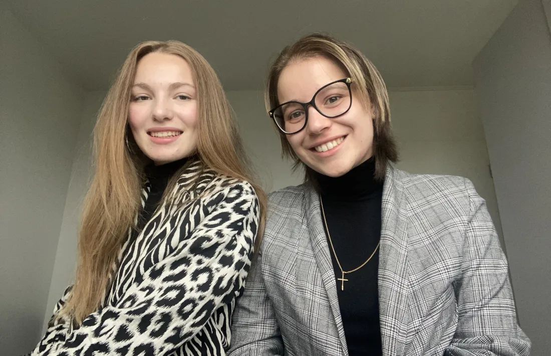 Les estudiants de Ciències de l’educació Adriana Cachurreiro i Carlota González.