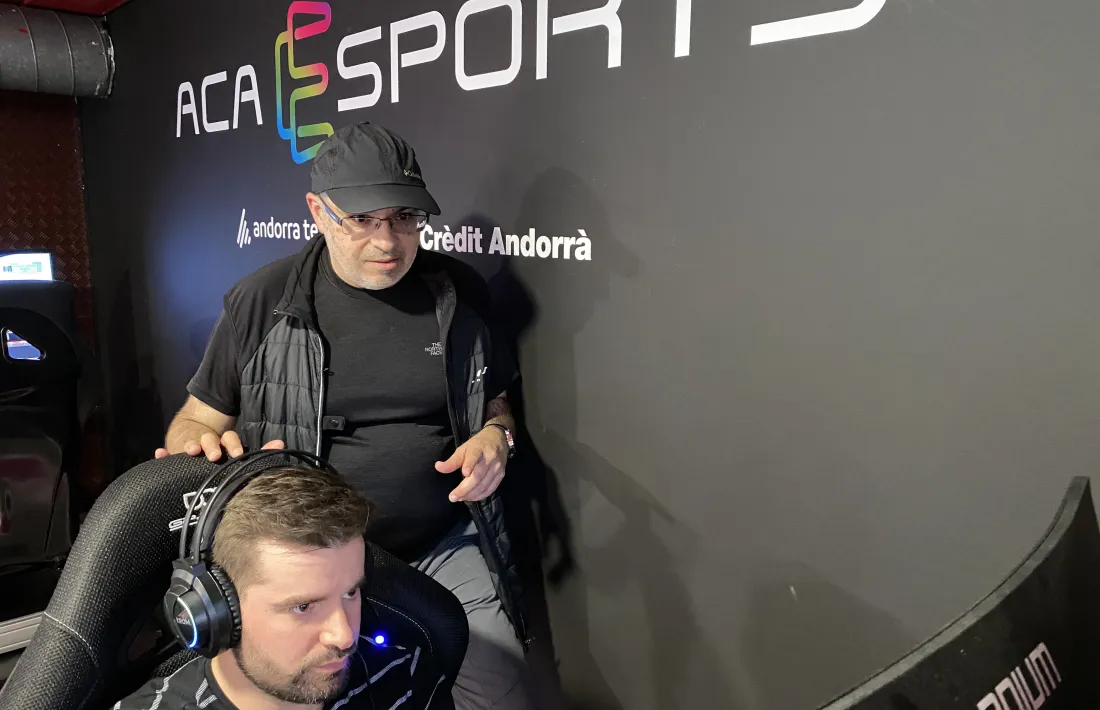 Sergi Marsal, psicòleg de l’ACA e-sports, assessorant un pilot.