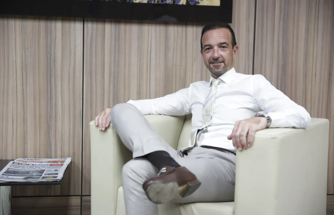 El ministre de Turisme i Comerç, Jordi Torres al seu despatx.