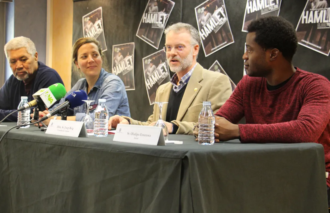 L'actor Rawin Paratene, la tour manager, Malú Ansaldo, el conseller de Cultura de Sant Julià, Josep Roig, i l'actor Oladipo Emeruwa