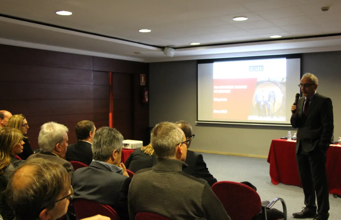El ministre de Turisme i Comerç, Francesc Camp, durant la presentació de la diagnosi