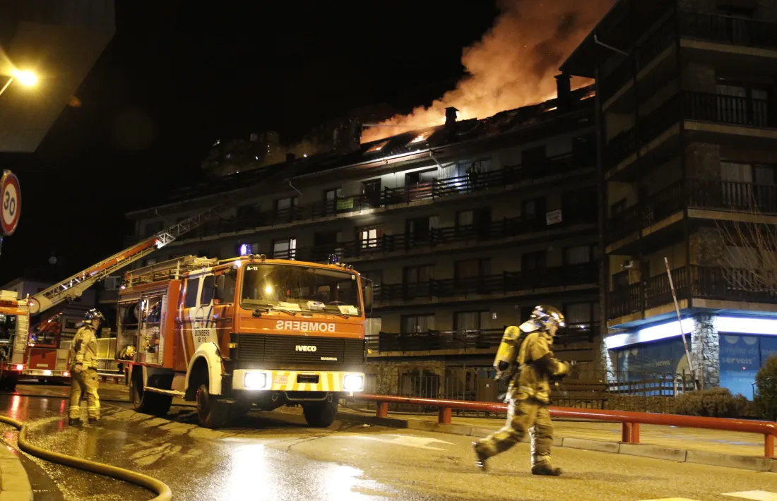 Un espectacular incendi crema el teulat d’un edifici de la Massana