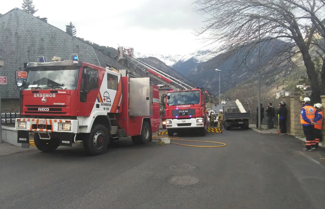 Un incendi afecta la teulada de dos immobles a Sispony