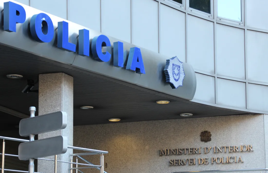 Un conductor amb el permís de conduir suspès impacta contra cinc vehicles Façana de l'edifici central de la Policia