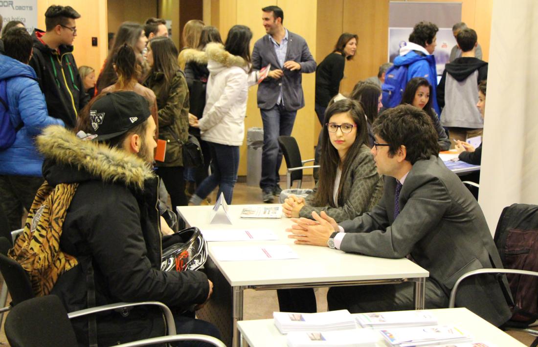 El 6è Fòrum Estudiants-Empresa preveu arribar als 500 alumnesJoves assitents al forum empreses estudiants