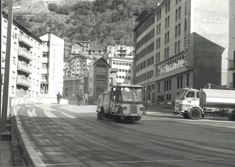 538-escaldes-16-14a-placa-creu-blanca