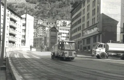 538-escaldes-16-14a-placa-creu-blanca