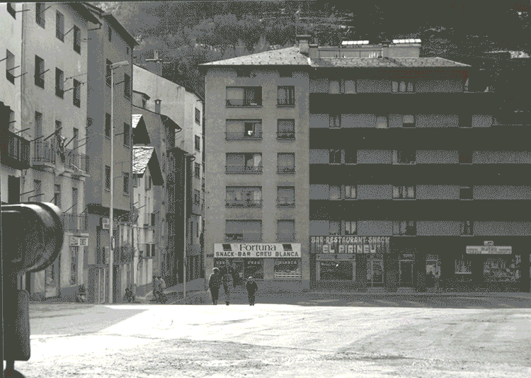 539-escaldes-19-17a-placa-creu-blanca