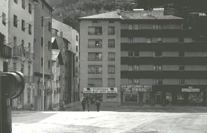 539-escaldes-19-17a-placa-creu-blanca