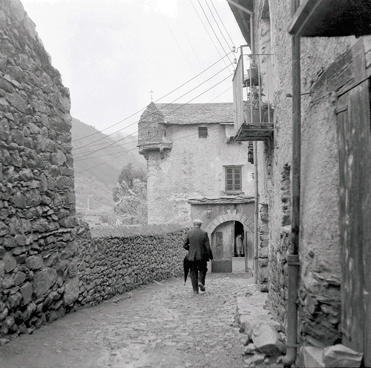 2040-casa-de-la-vall-catala-roca