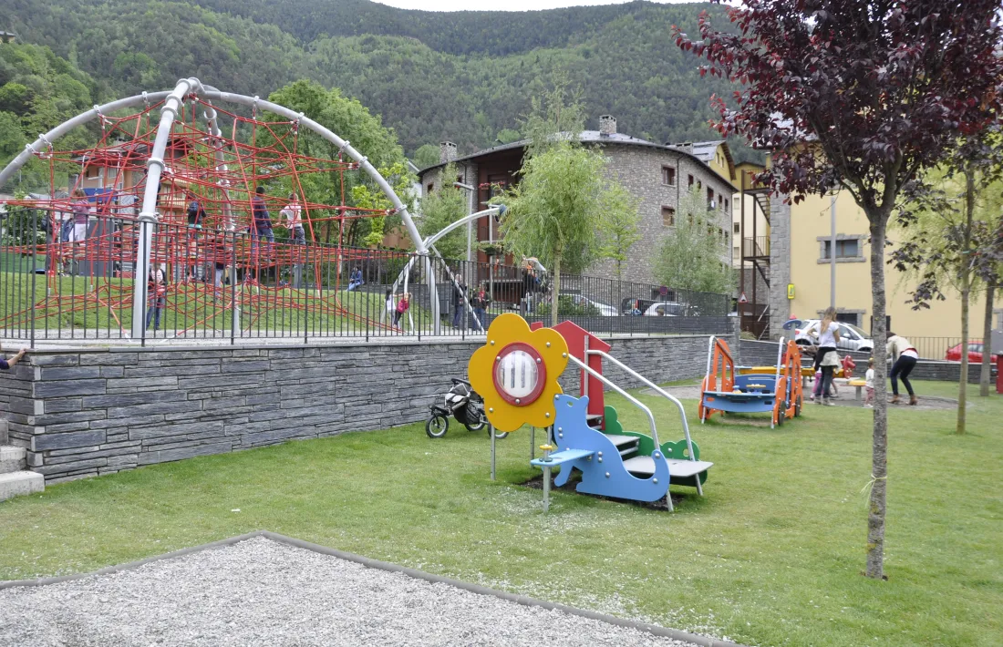 El Comú d’Ordino ha instal·lat una nova càmera a Prat de Call que estarà orientada al parc infantil, per reforçar la videovigilància en aquesta zona sensible per la freqüentació de canalla amb una gran afluència de gent, especialment en l’horari d’entrada