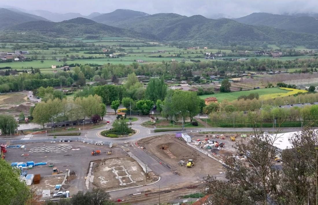 Vista de les ja molt avançades obres de les superfícies comercials a l’entrada de la capital alturgellenca. 