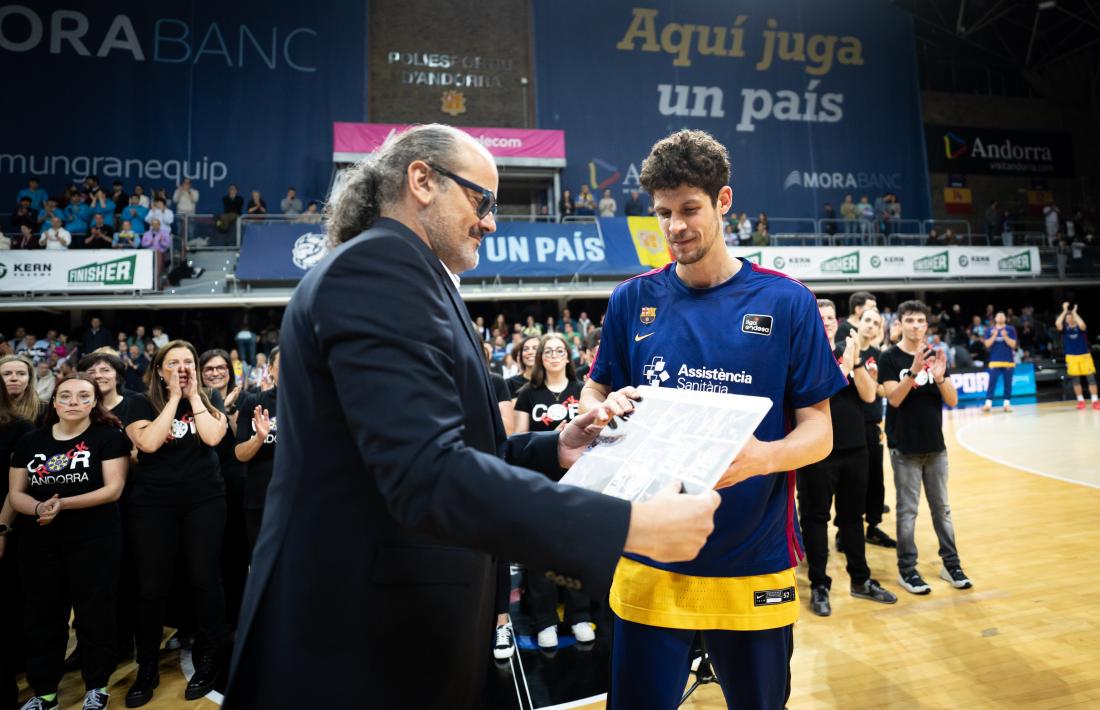 Francesc Solana, director esportiu del BC MoraBanc, va entregar un marc de fotos a Oriol Paulí.