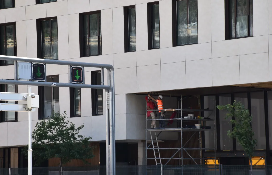 Operaris treballant en un edifici.