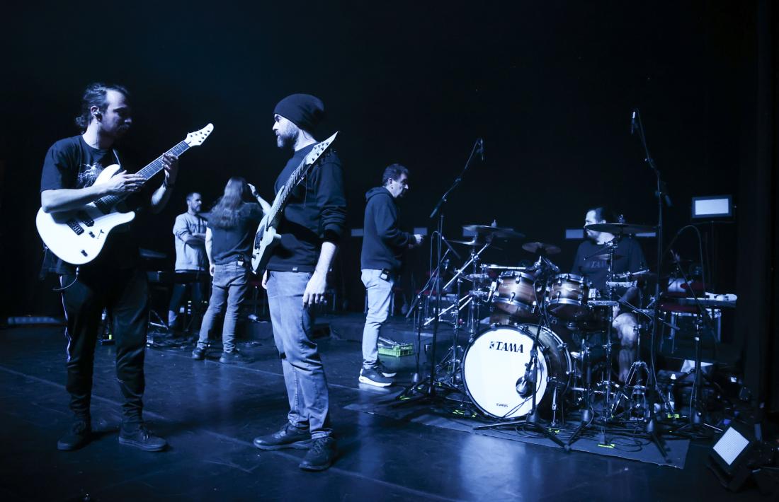 La banda de metal assajava ahir a l’Auditori, avui ho farà amb l’ONCA. El concert de demà s’enregistrarà.