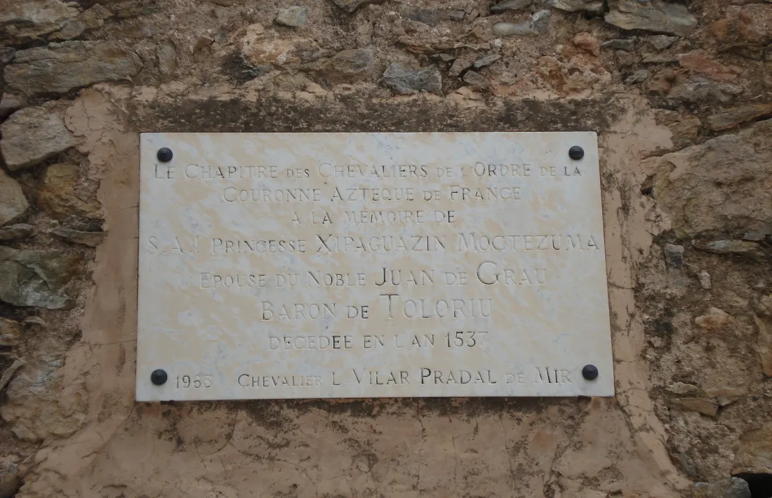 Placa instal·lada pel Chapitre de Chevaliers de l’Orde de la Cournene Aztèque de France.