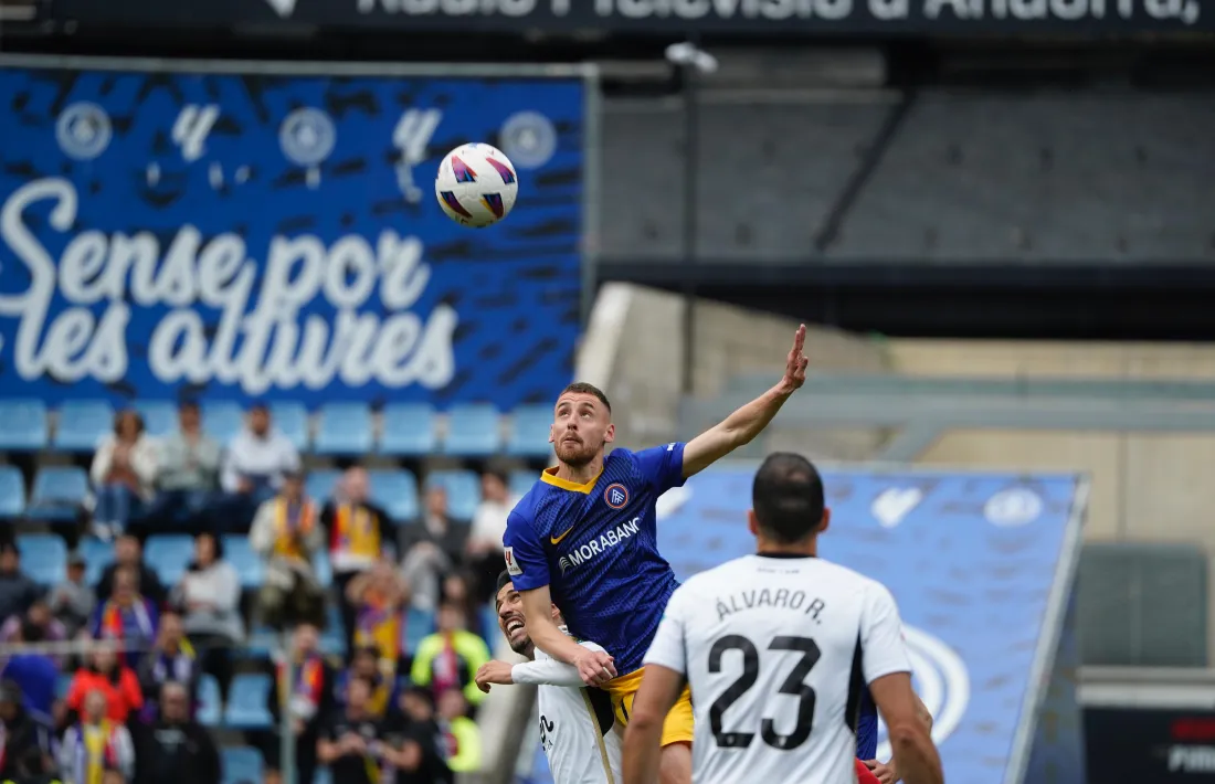 Sergio Molina, migcampista de l’FC Andorra, lluitant per una pilota amb el defensa central, Glauder. 