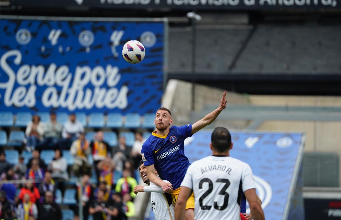 Sergio Molina, migcampista de l’FC Andorra, lluitant per una pilota amb el defensa central, Glauder. 