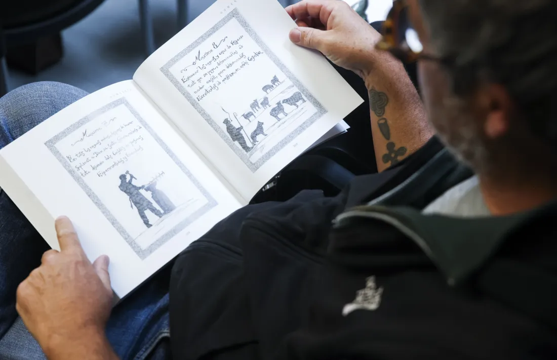 Jordi Casamajor fulleja les il·lustracions per a les màximes de Fiter i Rossell que inclou el volum