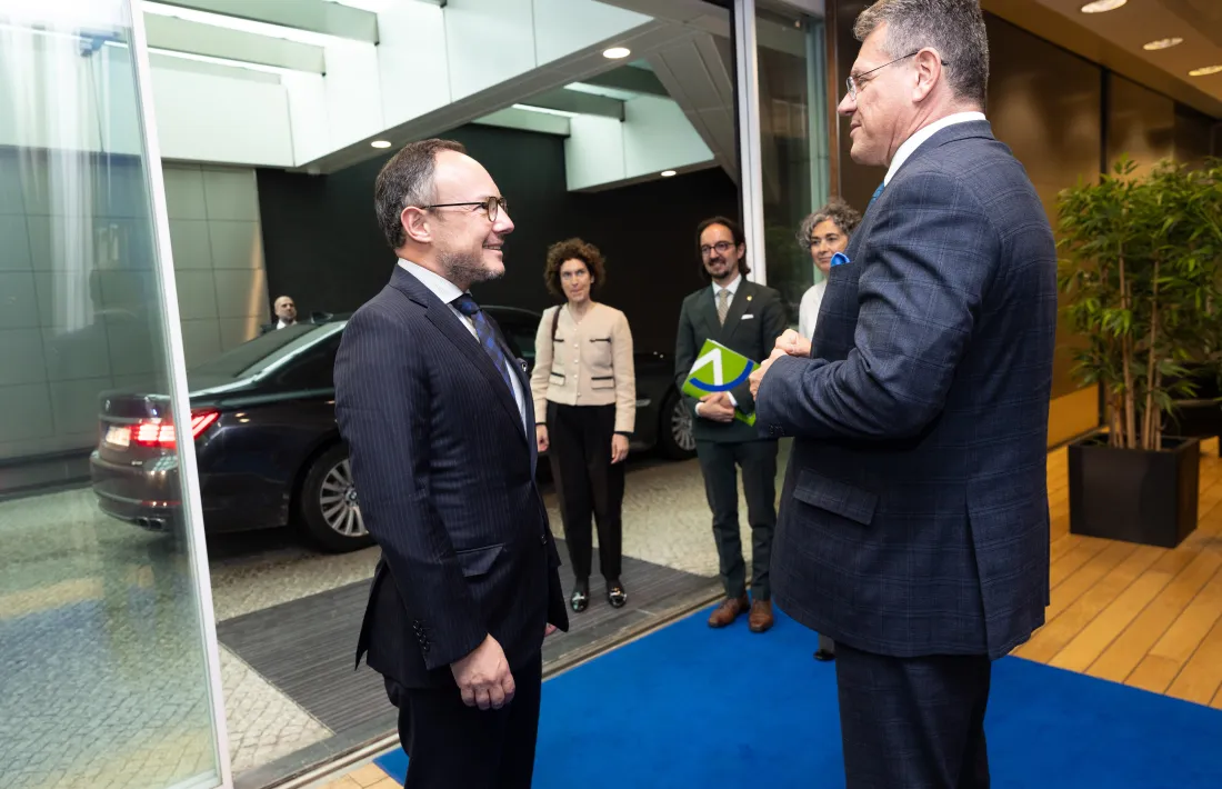 Šefčovič rebent Espot, sota l’atenta mirada de Descarrega i Riba.