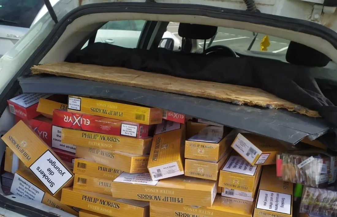 El maleter estava tan ple de cartrons de tabac que no es podia tancar.