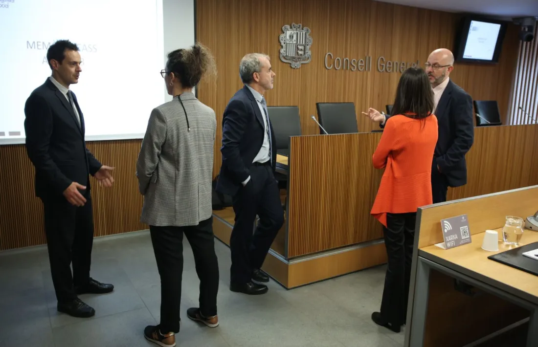Els representants de la CASS, avui amb els consellers generals abans de comparèixer.