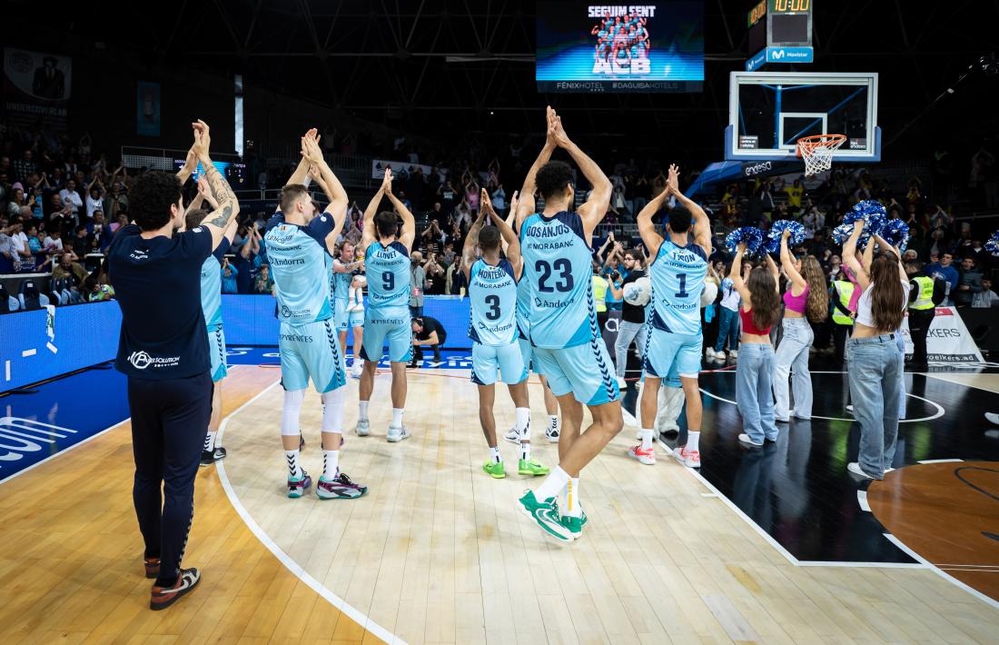 Els jugadors del BC MoraBanc celebrant la salvació al Poliesportiu en derrotar el Barça.