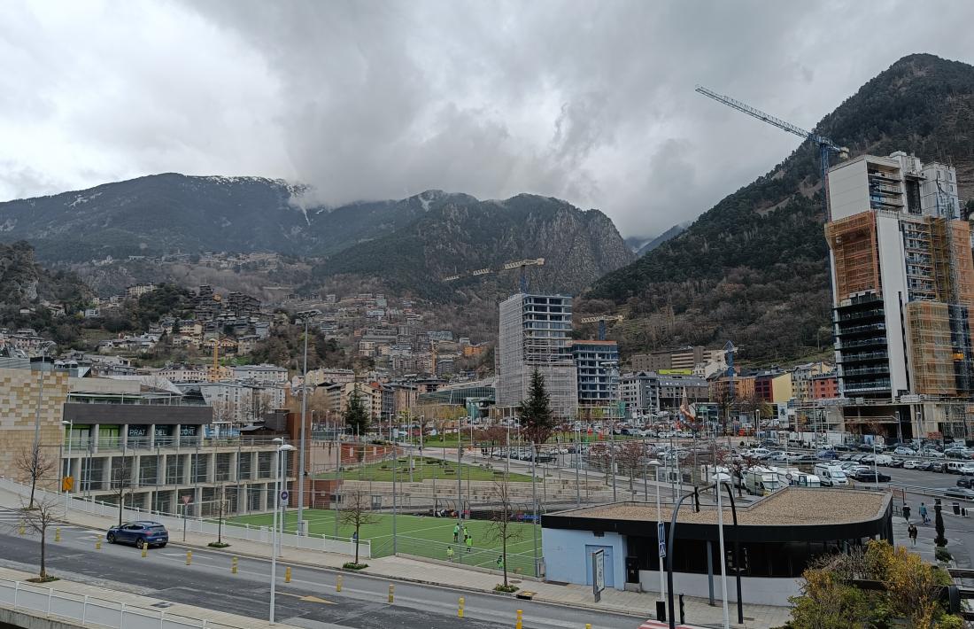 Vista del Clot d'Emprivat amb les torres en construcció.