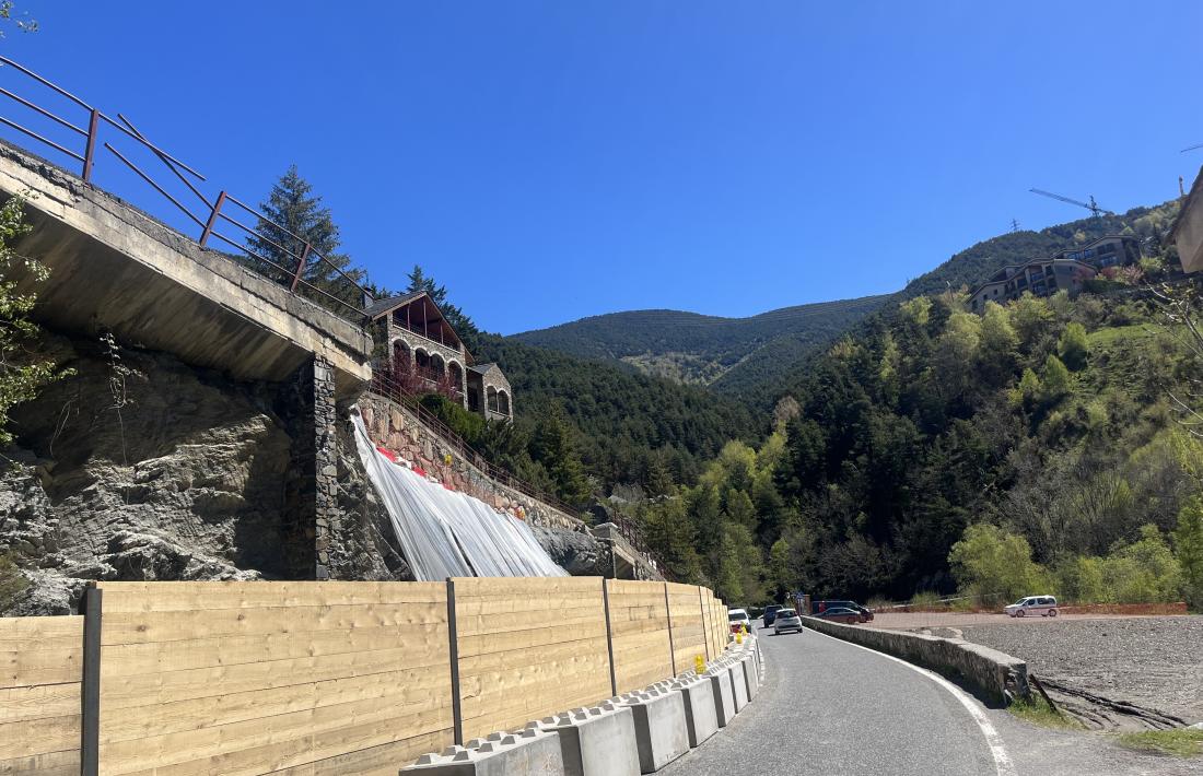 Tram d'obres per l'esllavissada a la carretera d'Anyós.