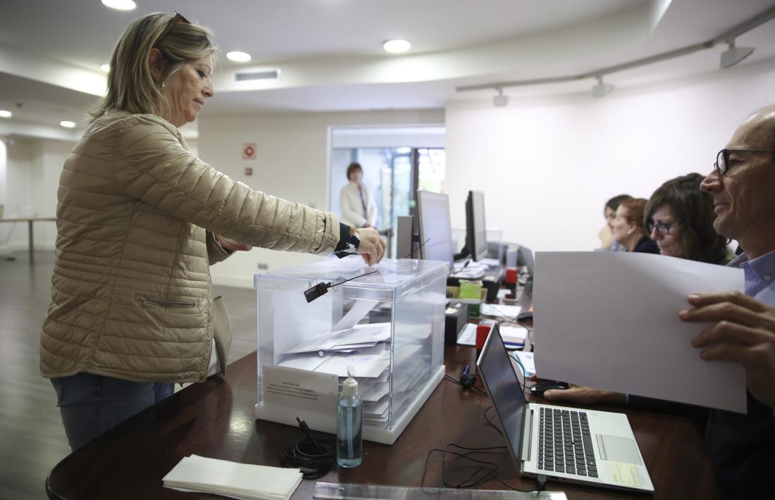 Una electora catalana dipositant el seu vot, ahir al consolat espanyol.