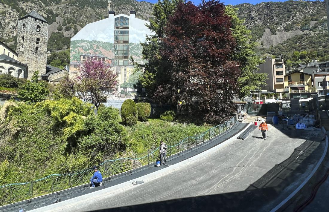 Els operaris treballen per posar a punt el nou viaducte.