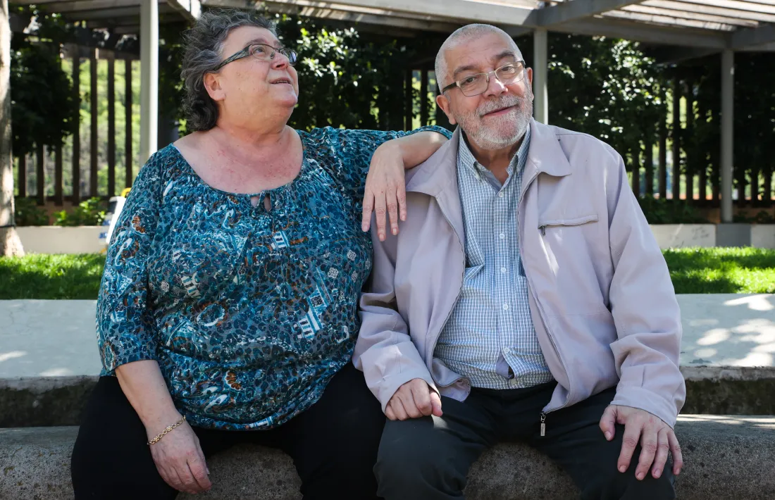 Roser Carol i Àlvar Valls, a la plaça del Poble; la presentació del patracol, el 17 de maig a Folgueroles.