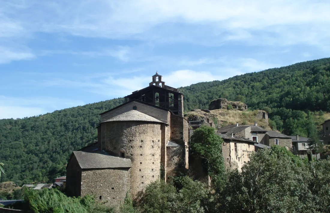 Castellbò amb la col·legiata de Santa Maria en primer terme i les restes del castell.