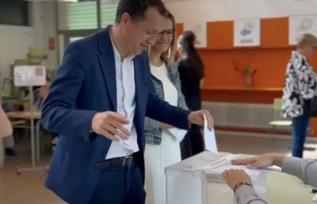 El cap de llista per Lleida dels socialistes, Òscar Ordeig, votant a la capital del Segrià. 
