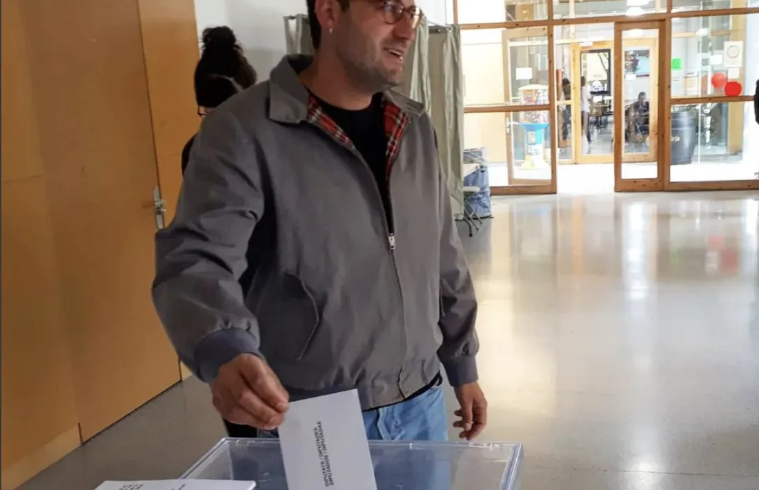 Bernat Lavaquiol, que encapçalava la candidatura de la CUP per Lleida, votant a la Seu d’Urgell. 