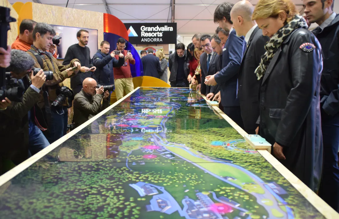Els polítics visitant un estand en la inauguració de la Fira d'Andorra la Vella l'any passat.