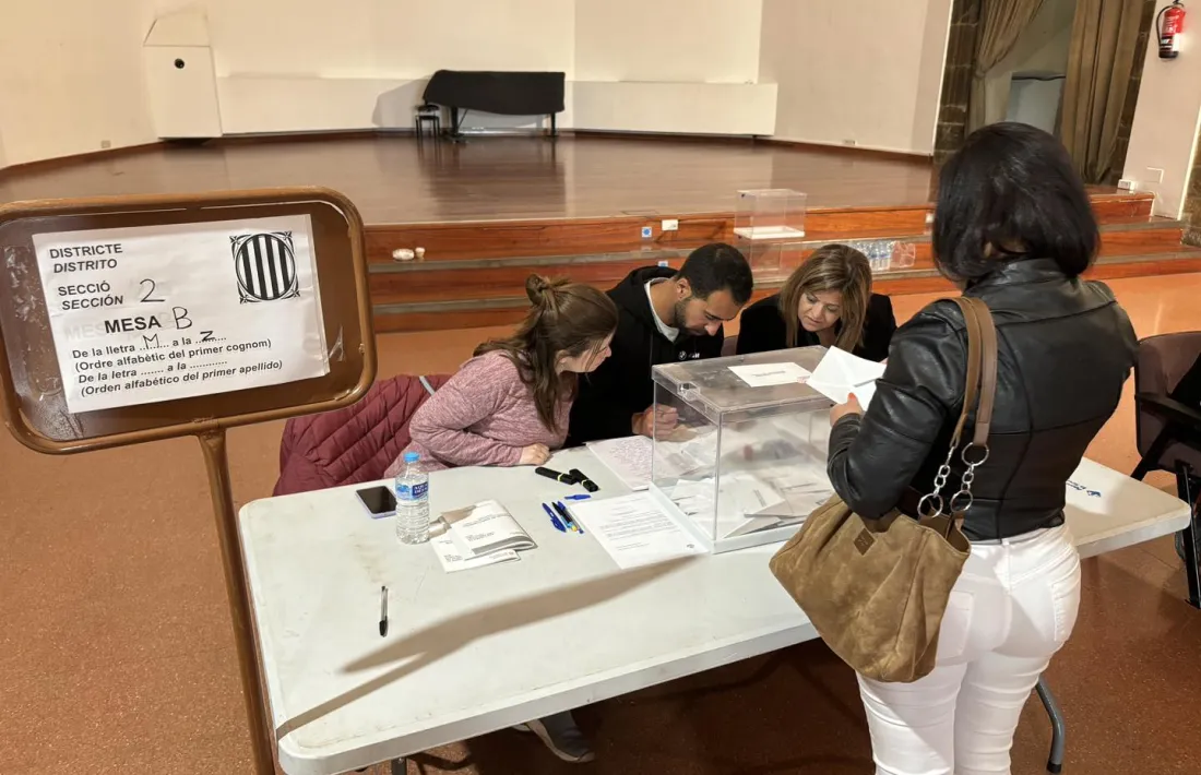 Imatge de les votacions, diumenge, a la sala Sant Domènec de la Seu d’Urgell. 