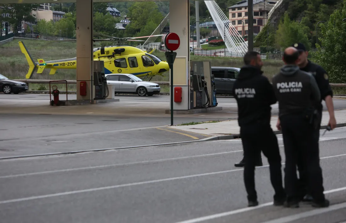 Dos bombers han rescatat el cos del riu Valira, aquest vespre.