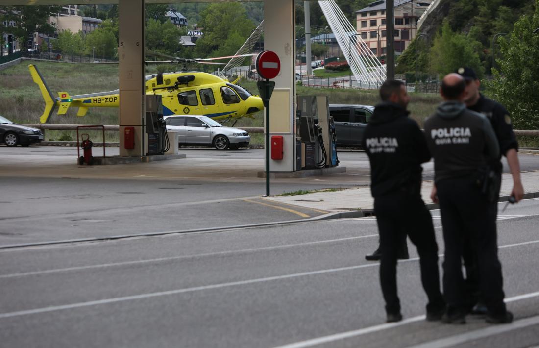 Dos bombers han rescatat el cos del riu Valira, aquest vespre.