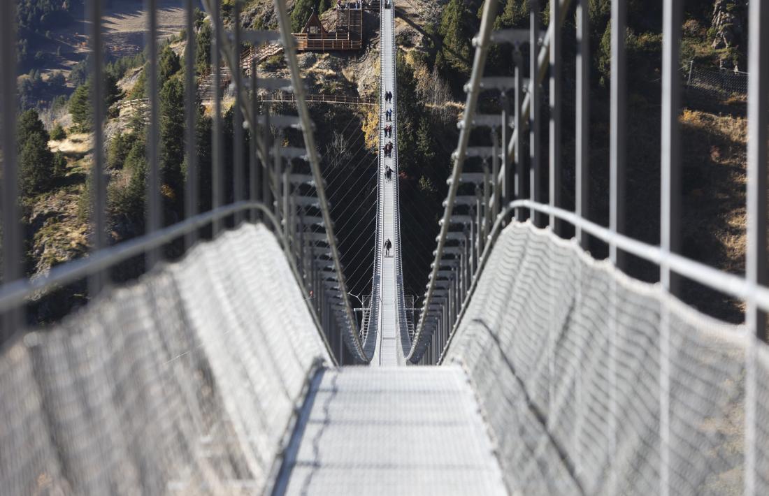 El Pont Tibetà va obrir les portes el 9 de juny de 2022 i fins ara els visitants i accedeixen en bus.