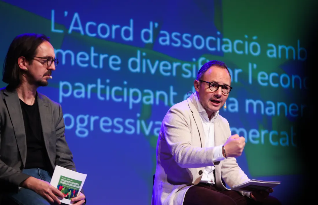 El teatre de la Fontetes va acollir ahir la tercera reunió de poble.