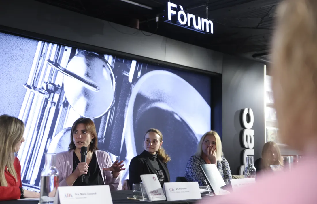 Les autores, al Fòrum FNAC amb la moderadora, Maria Cucurull, a l’esquerra.