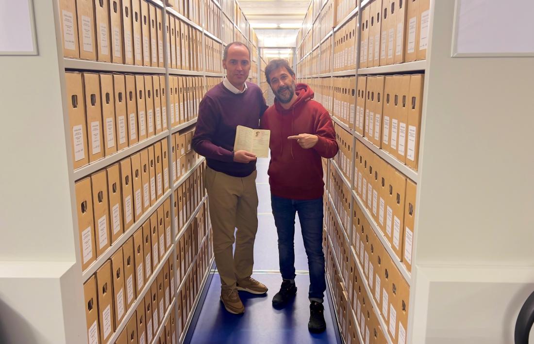 Jorge Cebrián i Albert Cristòfol, a l’Arxiu Nacional de la Haia amb el passaport de Borís.