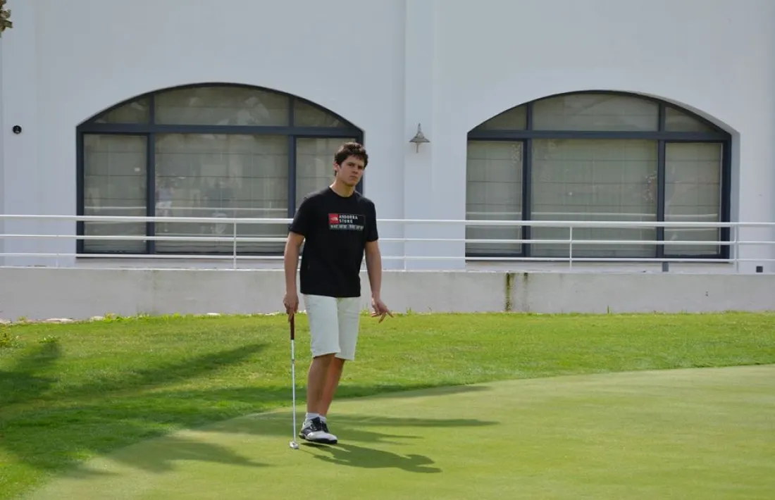 Kevin Esteve puja posicions al MENA Golf Tour