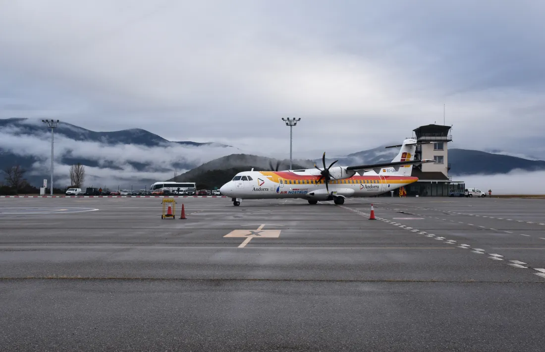 Un avió a l'aeroport d'Andorra-la Seu d'Urgell