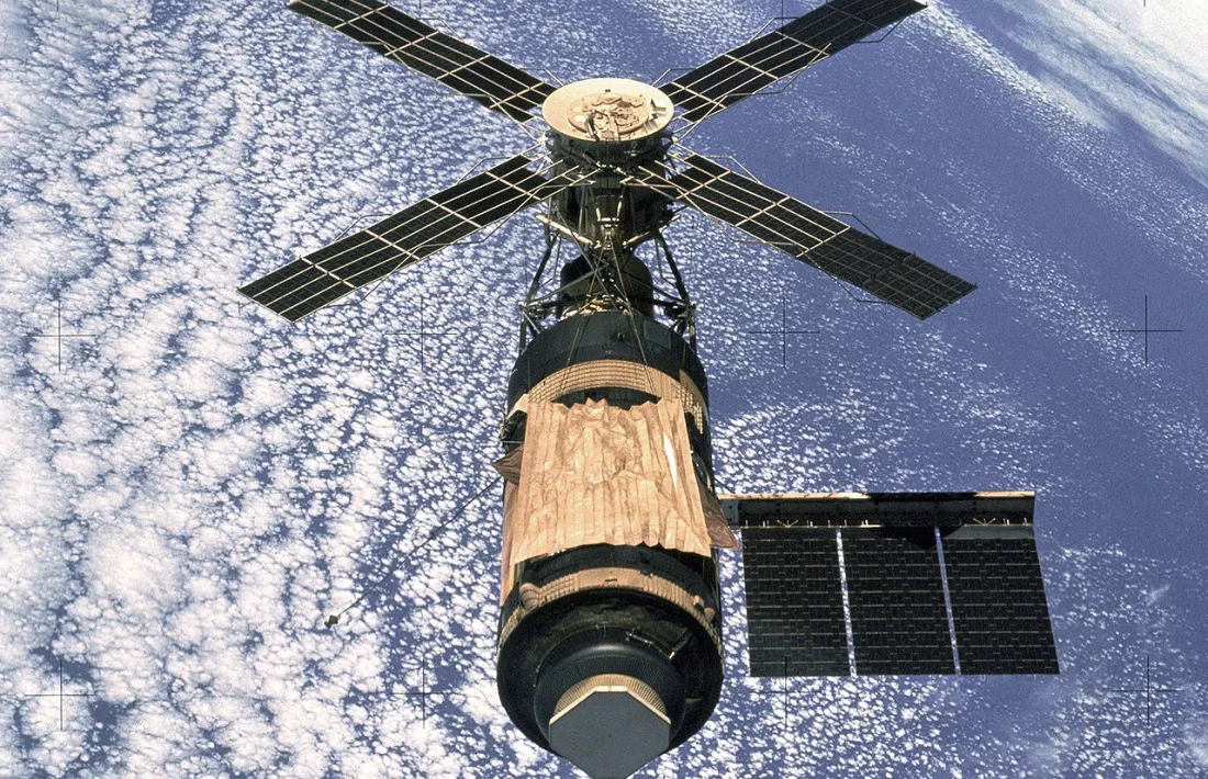 L’estació espacial Skylab en òrbita al voltant de la Terra, l’any 1974.