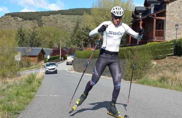 p. 29 Irineu Esteve, entrenant en roller ski a França_01 foto fae