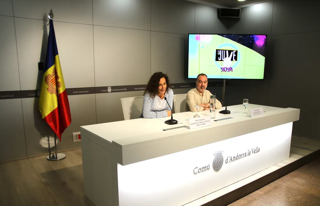 La consellera de Social, Joventut i Espai Ciutadà, Maria Nazzaro, i el dinamitzador del Servei de Joventut, Òscar Gabà, durant la presentació de la Festa de la Joventut, La JUVE.